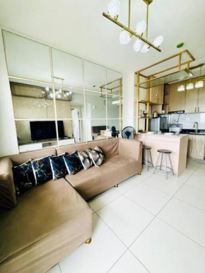 Elegant 2BR Condo with Balcony WiFi & Pool in QC